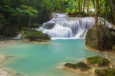 Erawan Şelalesi, Tayland 'daki güzel şelale derin ormanı.