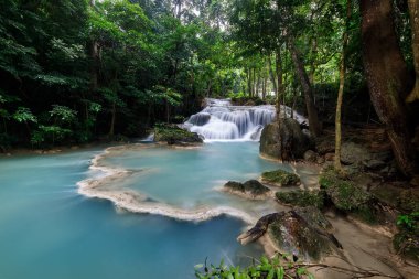 Erawan Şelalesi, Tayland 'daki güzel şelale derin ormanı.