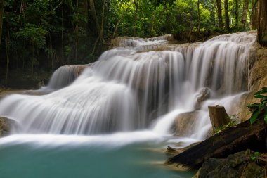 Erawan Şelalesi, Tayland 'daki güzel şelale derin ormanı.