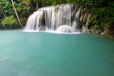 Erawan Şelalesi, Tayland 'daki güzel şelale derin ormanı.