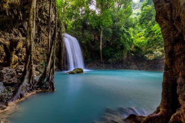 Erawan Şelalesi, Tayland 'daki güzel şelale derin ormanı.