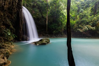 Erawan Şelalesi, Tayland 'daki güzel şelale derin ormanı.