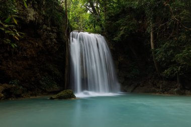 Erawan Şelalesi, Tayland 'daki güzel şelale derin ormanı.