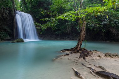 Erawan Şelalesi, Tayland 'daki güzel şelale derin ormanı.