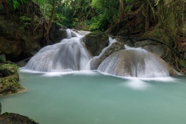 Erawan Şelalesi, Tayland 'daki güzel şelale derin ormanı.