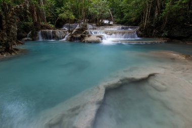 Erawan Şelalesi, Tayland 'daki güzel şelale derin ormanı.