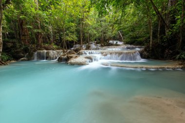 Erawan Şelalesi, Tayland 'daki güzel şelale derin ormanı.