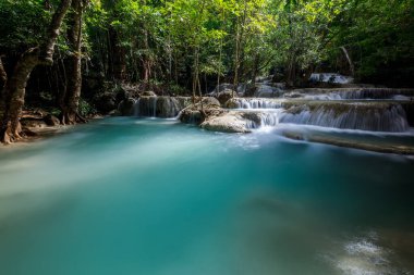Erawan Şelalesi, Tayland 'daki güzel şelale derin ormanı.