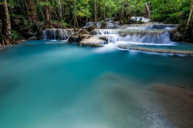 Erawan Şelalesi, Tayland 'daki güzel şelale derin ormanı.