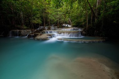 Erawan Şelalesi, Tayland 'daki güzel şelale derin ormanı.