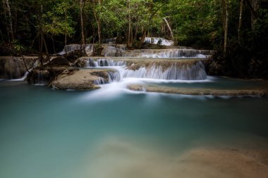 Erawan Şelalesi, Tayland 'daki güzel şelale derin ormanı.