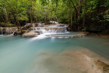 Erawan Şelalesi, Tayland 'daki güzel şelale derin ormanı.