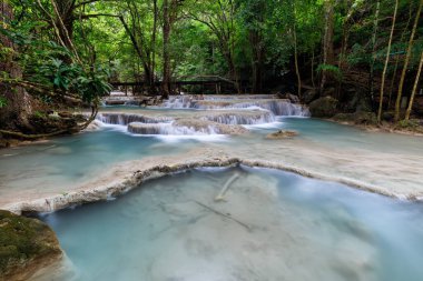Erawan Şelalesi, Tayland 'daki güzel şelale derin ormanı.