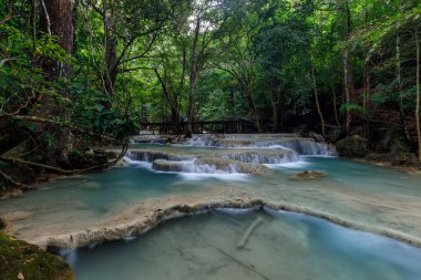 Erawan Şelalesi, Tayland 'daki güzel şelale derin ormanı.