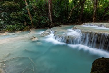 Erawan Şelalesi, Tayland 'daki güzel şelale derin ormanı.