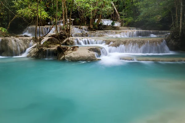 Erawan Şelalesi, Tayland 'daki güzel şelale derin ormanı.