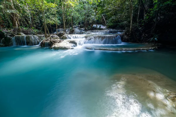 Erawan Şelalesi, Tayland 'daki güzel şelale derin ormanı.
