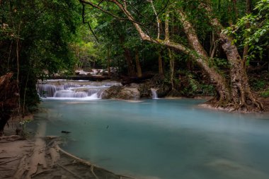 Erawan Şelalesi, Tayland 'daki güzel şelale derin ormanı.