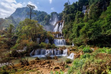 Thi lo su şelalesi, güzel şelale yağmur ormanlarının derinliklerinde, Tak vilayeti, Tayland,