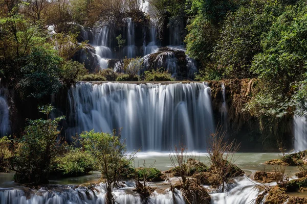Thi lo su şelalesi, güzel şelale yağmur ormanlarının derinliklerinde, Tak vilayeti, Tayland,