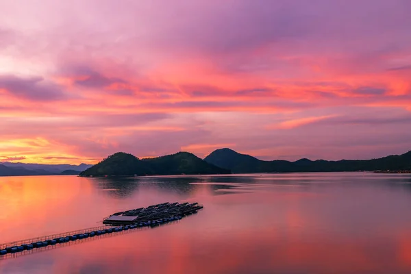 Piękny Naturalny Widok Zachód Słońca Srinakarin Dam Kanchanaburi Tajlandia — Zdjęcie stockowe