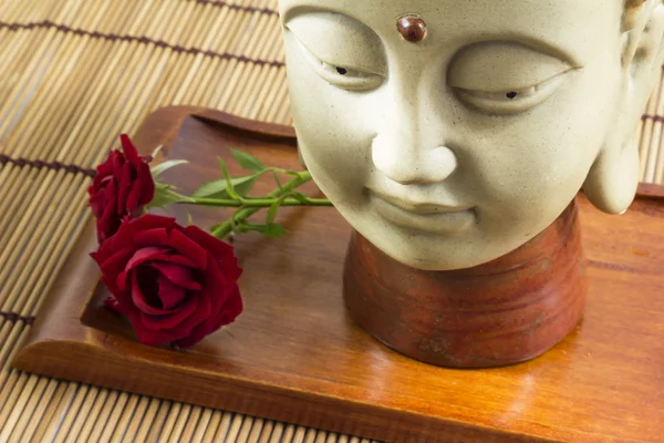 Buddha mit Rose — Stockfoto