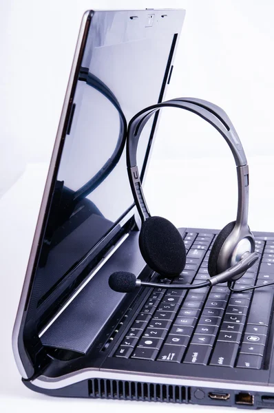 Laptop mit Headset — Stockfoto