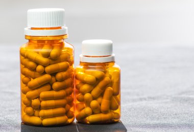 Tıp hapları iki izole şişe