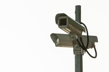 Beyaz bir arka plan üzerinde izole iki güvenlik kamerası