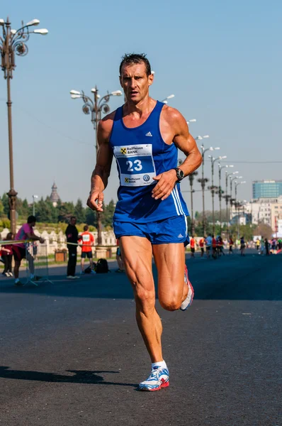 Bukarest, Rumänien - 7 oktober: en oidentifierad maratonlöpare tävlar i Bukarest internationella marathon 2012, oktober 7, 2012 i Bukarest, Rumänien — Stockfoto