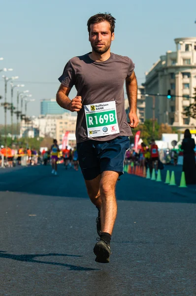 BUCHAREST, RUMANIA - 7 DE OCTUBRE: Un corredor de maratón no identificado compite en la Maratón Internacional de Bucarest 2012, 7 de octubre de 2012 en Bucarest, Rumania —  Fotos de Stock