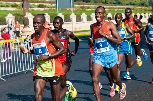 BUCHAREST, ROMANIA - 7 OTTOBRE: Maratoneti non identificati gareggiano alla Maratona Internazionale di Bucarest 2012, 7 ottobre 2012 a Bucarest, Romania — Foto Stock