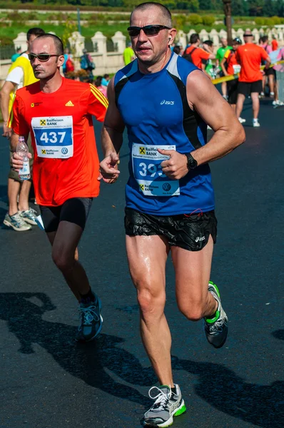 BUCHAREST, RUMANIA - 7 DE OCTUBRE: Un corredor de maratón no identificado compite en la Maratón Internacional de Bucarest 2012, 7 de octubre de 2012 en Bucarest, Rumania — Foto de Stock
