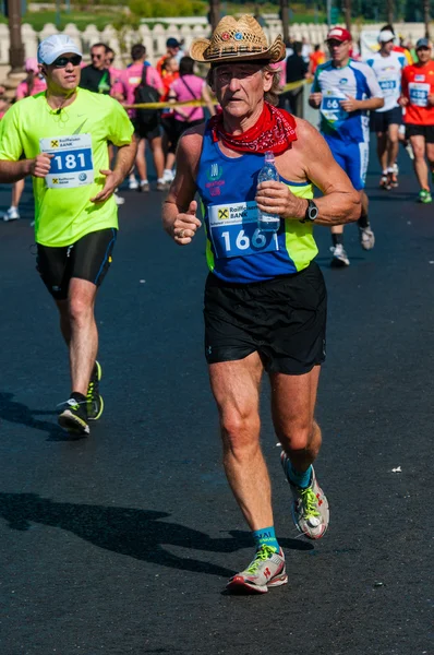 Bucharest, Roemenië - 7 oktober: een niet-geïdentificeerde marathonloper concurreert op de Boekarest internationale marathon 2012, 7 oktober 2012 in Boekarest, Roemenië — Stockfoto