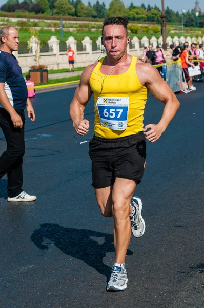 BUCHAREST, ROMANIA - OCTOBER 7: Seorang pelari maraton tak dikenal berkompetisi di Bucharest International Marathon 2012, 7 Oktober 2012 di Bucharest, Rumania — Stok Foto