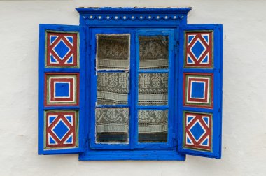 tulcea, Romanya, açık mavi panjurlar ile mavi boyalı geleneksel pencere