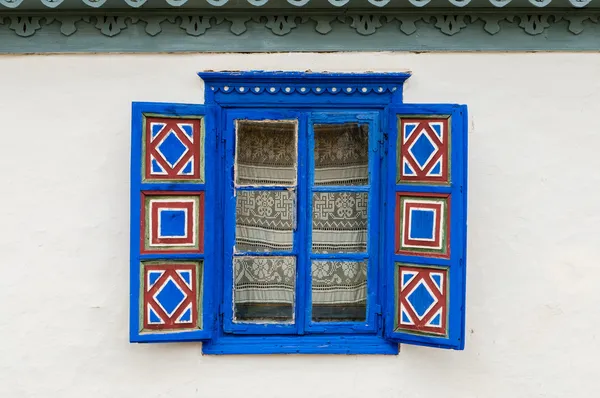 Niebieski malowane okna tradycyjne niebieski otwarte okiennice w tulcea, Rumunia — Zdjęcie stockowe