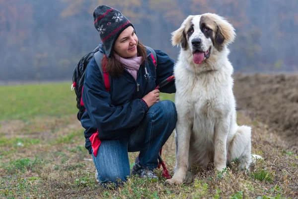Giovane ragazza che mostra affetto per il suo cane da pastore Bucovina — Foto Stock