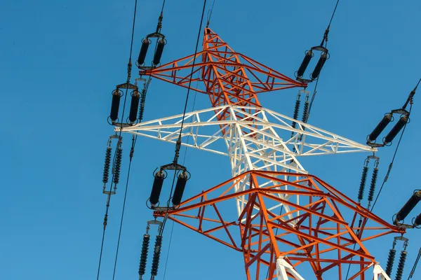 Renkli elektrik direği mavi gökyüzü. yüksek gerilim enerji hattı — Stok fotoğraf