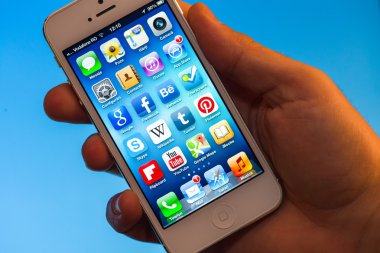 Işıklı iphone 5 uygulamalar bir elinde tutmak