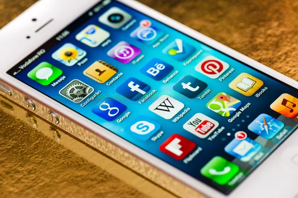 Obrazovka apps iPhone 5 na zlatou desku — Stock fotografie