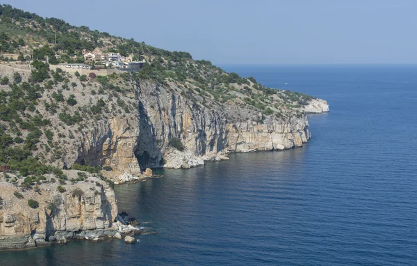 在悬崖上的修道院彻奇洛斯岛 thassos，希腊欧洲 图库照片