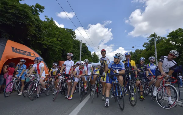 Professionelle und Amateurradler, die sich um den Straßen-Grand-Prix, ein Hochgeschwindigkeits-Rundstreckenrennen, bewerben, 5. Juli 2014 in ploiesti-bukarest, Rumänien — Stockfoto