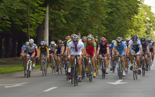 Ciclistas profesionales y aficionados, compitiendo por el evento Road Grand Prix, una carrera de circuito de alta velocidad, 05 de julio 2014 en Ploiesti-Bucarest, Rumania — Foto de Stock