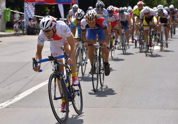 PLOIESTI-BUCHAREST - JULIO, 05: Escena de acción durante la carrera, con ciclistas compitiendo por el evento Road Grand Prix, una carrera de circuito de alta velocidad, 05 de julio 2014 en Ploiesti-Bucarest, Rumania — Foto de Stock