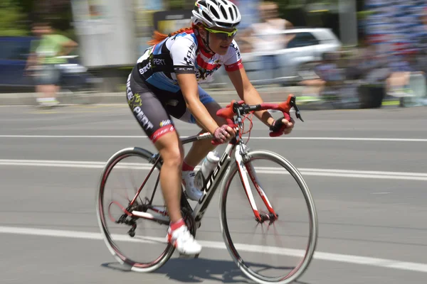 プロイェシュティ-ブカレスト - 7 月、05: 道路グランプリ イベントのために競う、晴れた日に自転車に乗って美しい少女のパン高速サーキット レース、2014 年 7 月 5 日プロイエシュチ ブカレストのルーマニア ロイヤリティフリーのストック画像