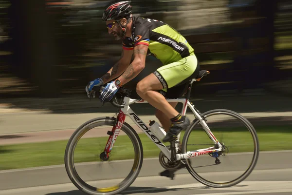 PLOIESTI-BUCHAREST - JULHO, 05: Panning of a cyclist riding bike in a sunny day, competindo para o evento Road Grand Prix, uma corrida de circuito de alta velocidade, 05 de julho de 2014 em Ploiesti-Bucareste, Romênia Fotos De Bancos De Imagens