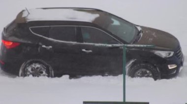 Bir yolcu arabası kışın karda kayar ve gitmeye çalışır. Kış lastiklerinde tekerlek buzda kayar. Kar fırtınası, yakın çekim