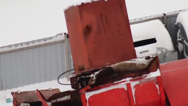 Mülleimer-LKW beseitigt Müll aus Mülltonnen im Winter, Nahaufnahme — Stockvideo