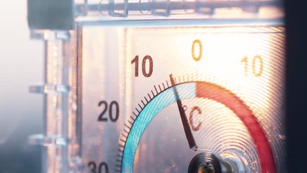 Outdoor temperature thermometer outside the window in winter in cold weather against the backdrop of sunset. Macro — Stock Video